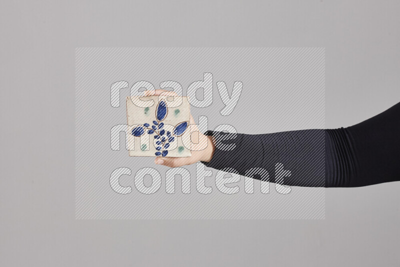 امرأة ترتدي عباءة سوداء تحمل أدوات فخارية مختلفة في أوضاع متعددة