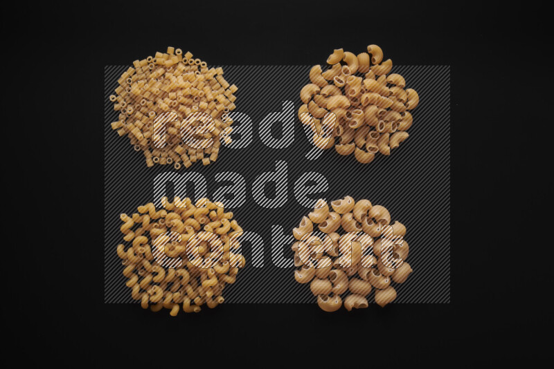 أنواع مختلفة من المعكرونة علي خلفية سوداء