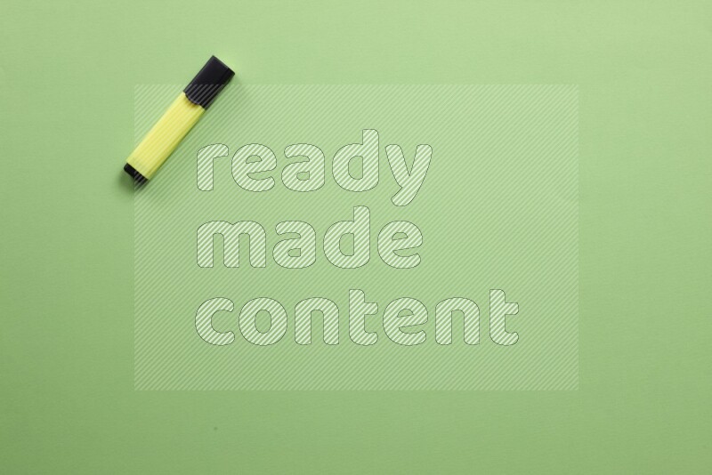 أقلام تحديد ملونة علي خلفية خضراء