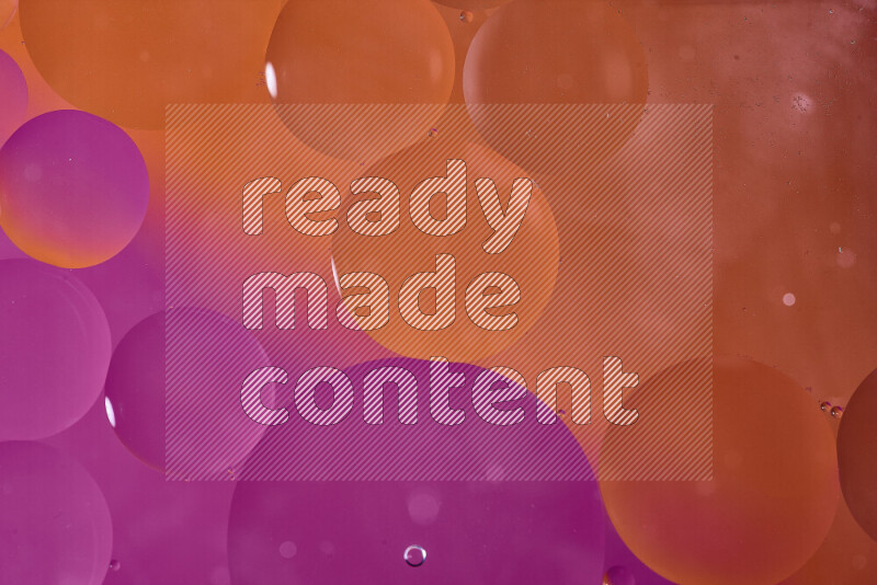 لقطات مقربة لفقاعات من الزيت على سطح الماء باللون البرتقالي والوردي