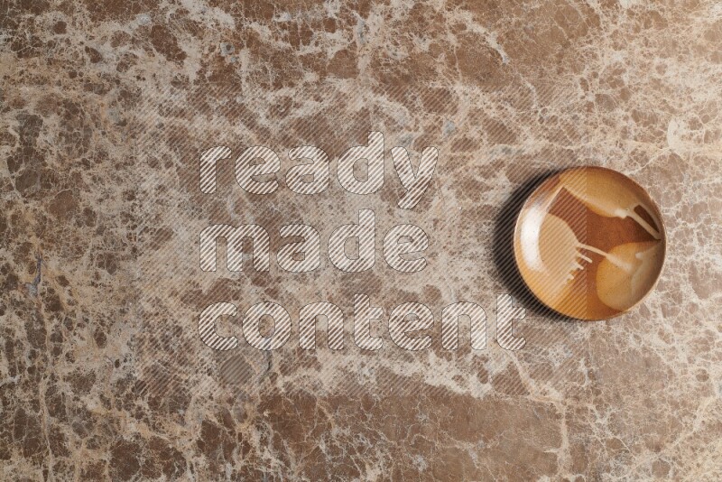 صحن فخاري متعدد الألوان على خلفية من الرخام البيج