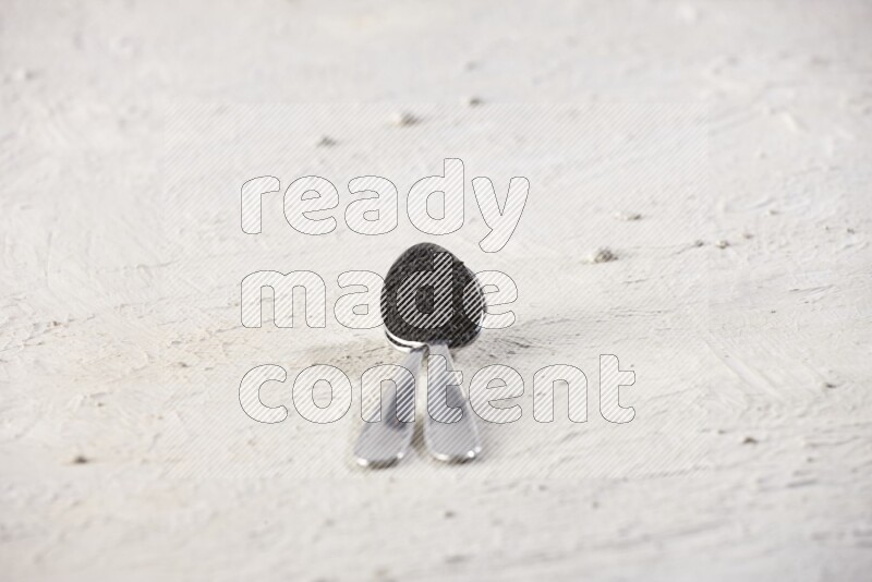 ملعقتان معدنيتان ممتلئتان ببذور حبة البركة علي خلفية بيضاء