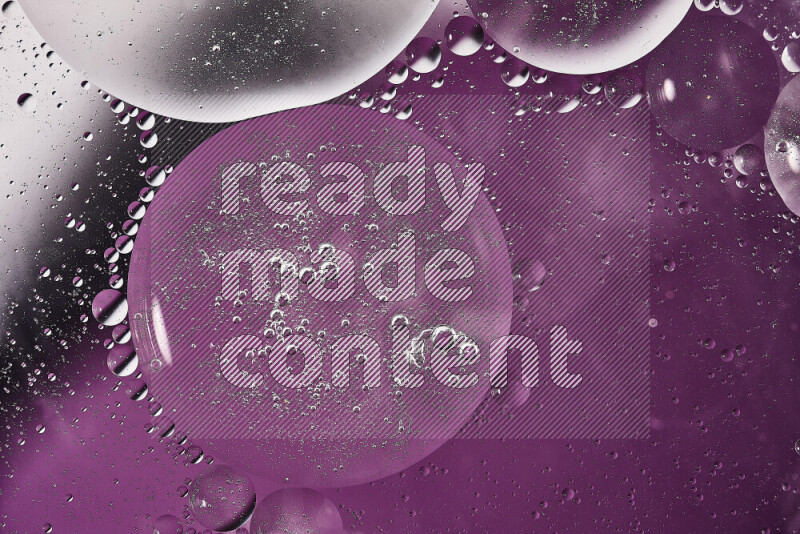 لقطات مقربة لفقاعات من الزيت على سطح الماء باللون الأبيض والأرجواني