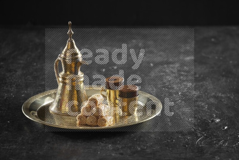 جلاش مع مشروب ساخن على صينية معدنية