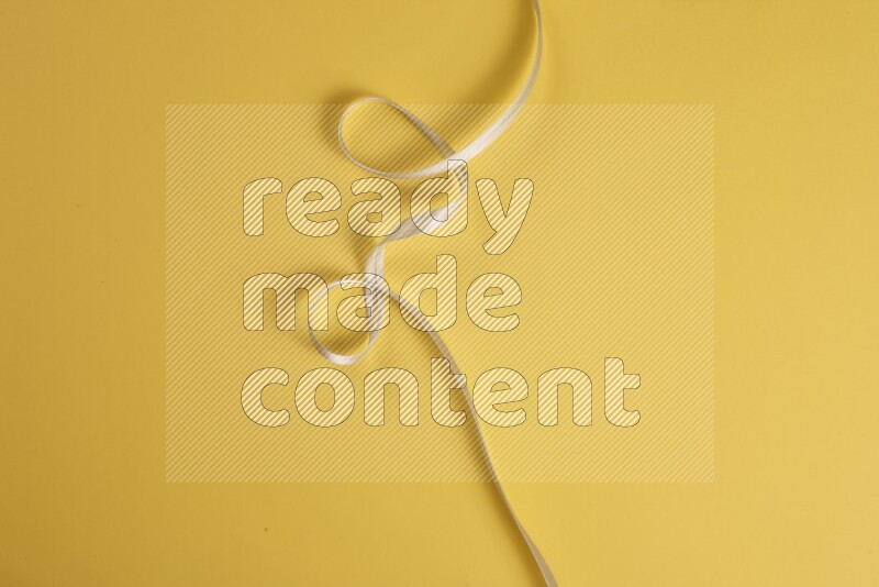 مجموعة من أدوات الخياطة والتفصيل خضراء اللون على خلفية صفراء