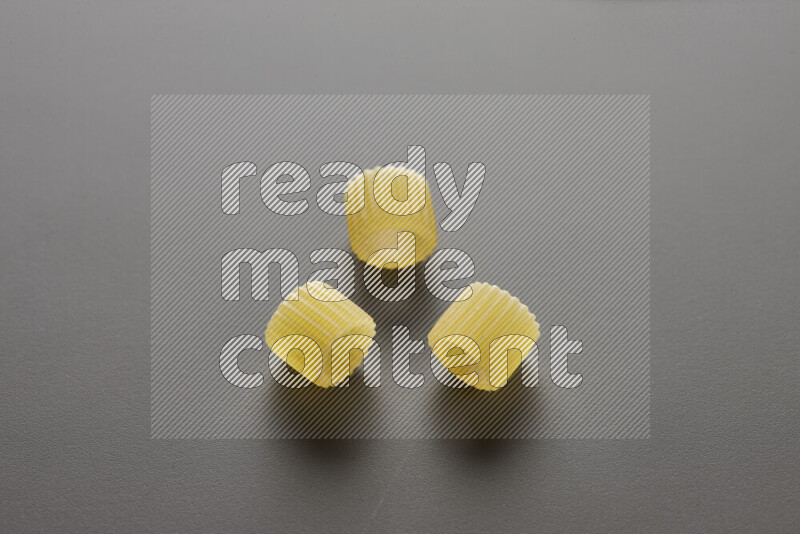 معكرونة خواتم علي خلفية رمادية