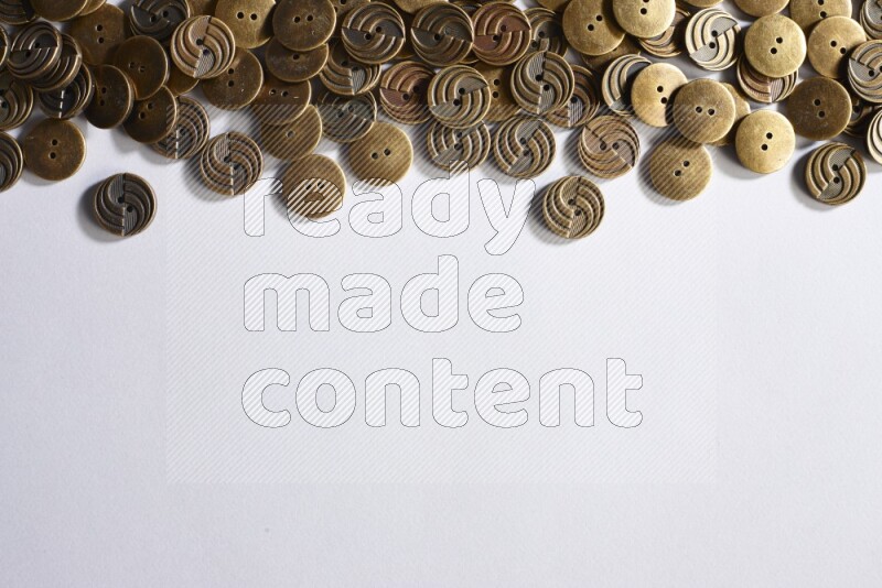 أزرار معدنية موضوعة علي خلفية رمادية