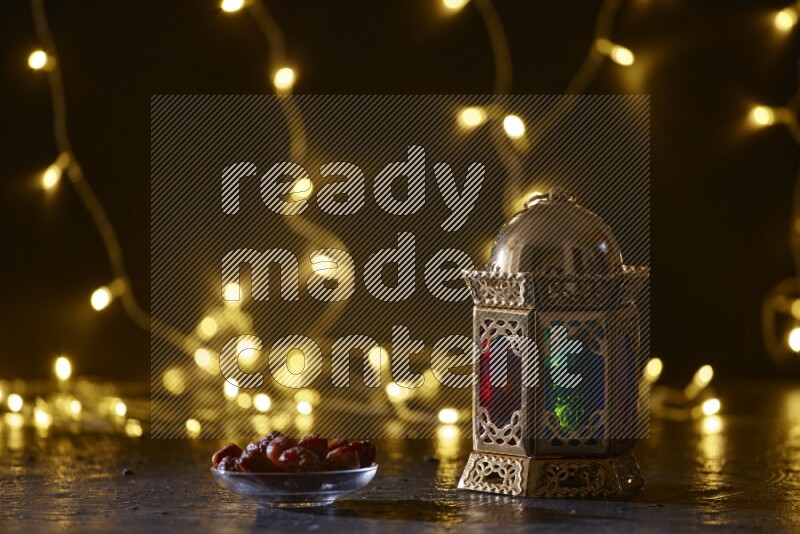فانوس رمضان تقليدي محاط بأضواء الزينة المتوهجة