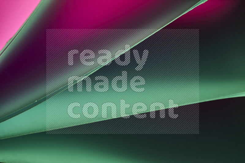 فن تجريدي يعرض منحنيات مع تدرجات الألوان الدافئة والباردة مكونه بضوء ملون