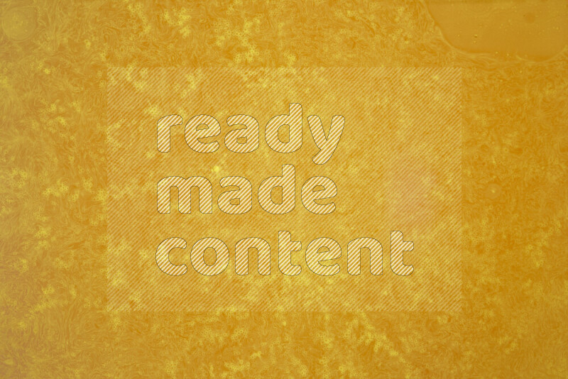 تلتقط الصورة تناثرا للطلاء الأصفر علي خلفية بيضاء