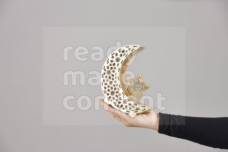 امرأة ترتدي عباءة سوداء تحمل فوانيس رمضانية مختلفة في أوضاع متعددة