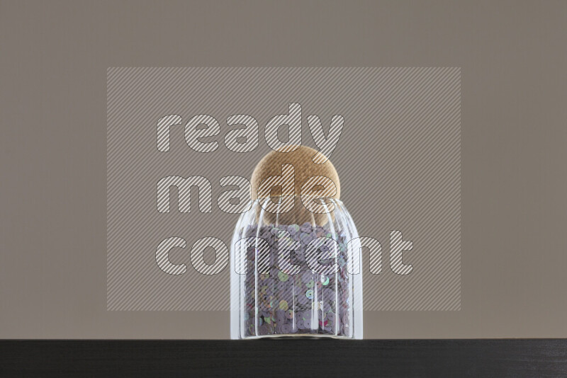 ترتر ملون في وعاء زجاجي علي خلفية سوداء