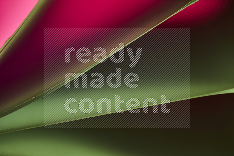 فن تجريدي يعرض منحنيات مع تدرجات الألوان الدافئة والباردة مكونه بضوء ملون