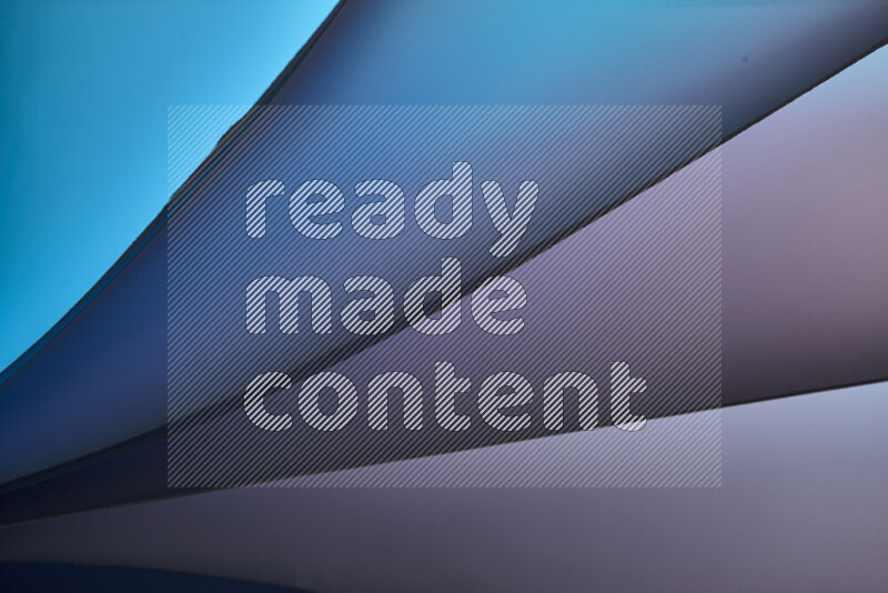 فن تجريدي يعرض منحنيات مع تدرجات الألوان الباردة مكونه بضوء ملون