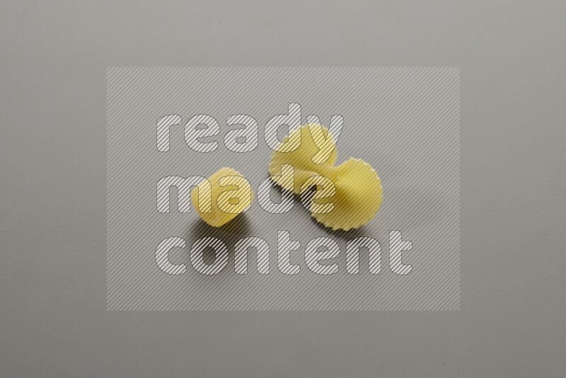 معكرونة خواتم مع أنواع أخري من المعكرونة علي خلفية رمادية