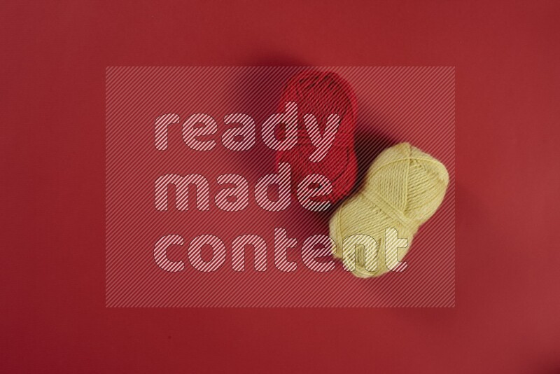 مجموعة من أدوات الخياطة والتفصيل صفراء اللون على خلفية حمراء