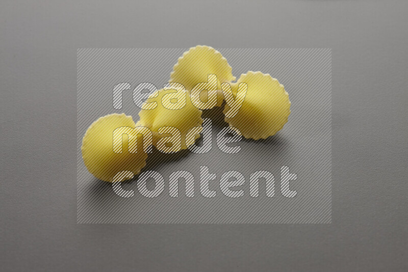 معكرونة فيونكة علي خلفية رمادية