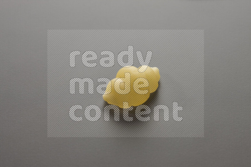 معكرونة قواقع علي خلفية رمادية