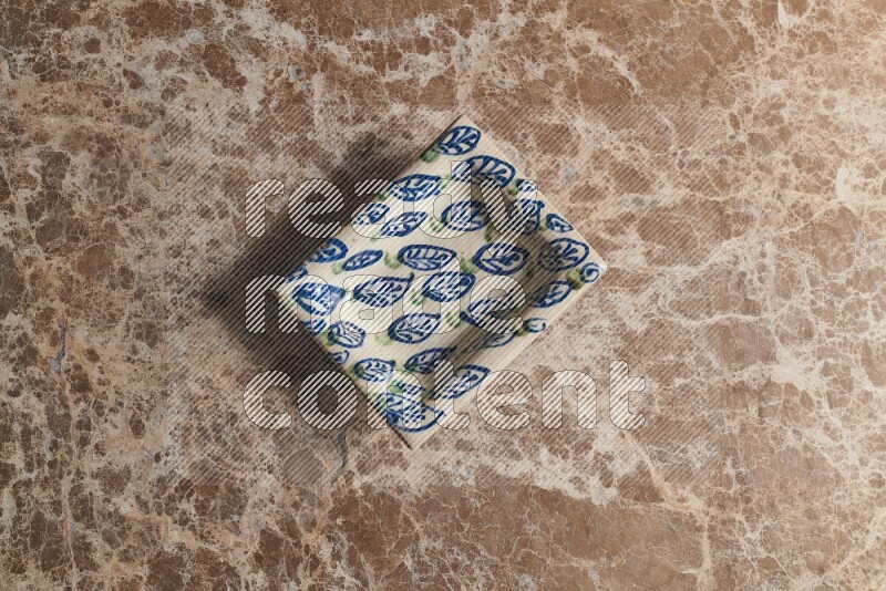 صحن فخاري مزخرف على خلفية من الرخام البيج