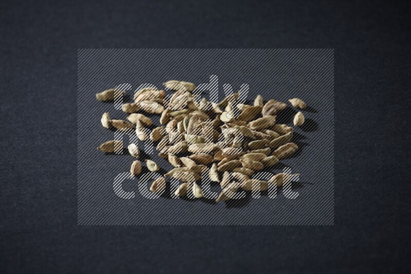 حبوب الهيل علي خلفية سوداء