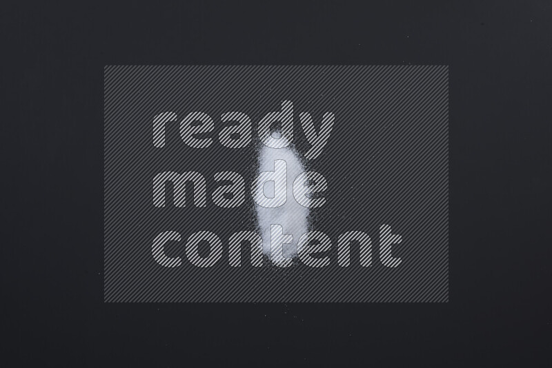 حفن من ملح الطعام، وملح البحر الخشن، وملح الهيمالايا الناعم، وملح الهيمالايا الخشن على خلفية سوداء