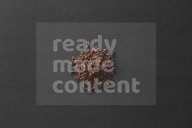حبات القرنفل علي خلفية سوداء