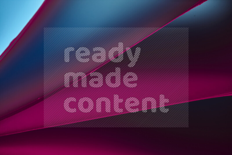 فن تجريدي يعرض منحنيات مع تدرجات الألوان الدافئة والباردة مكونه بضوء ملون