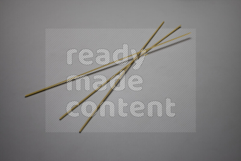 معكرونة إسباجيتي علي خلفية رمادية