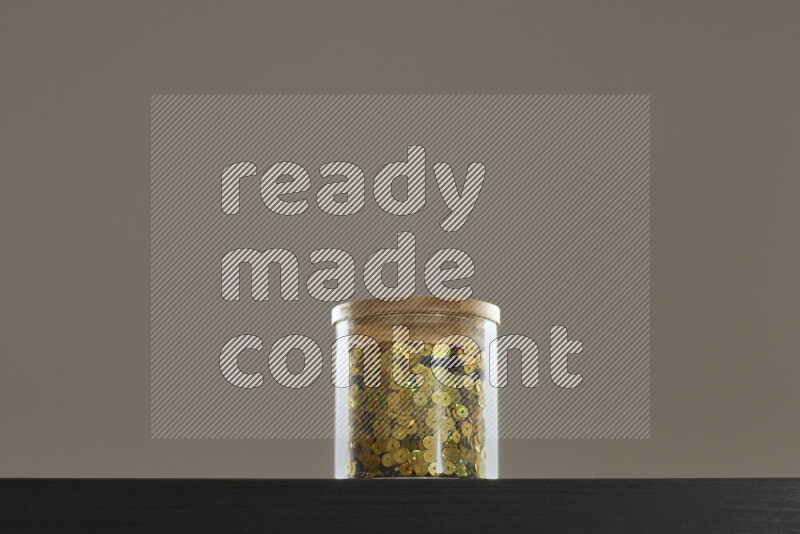 ترتر ملون في وعاء زجاجي علي خلفية سوداء