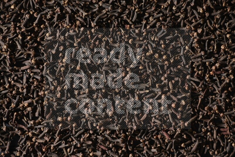 حبوب القرنفل المنتشر علي خلفية سوداء