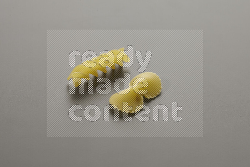 معكرونة فيونكة مع أنواع أخري من المعكرونة علي خلفية رمادية