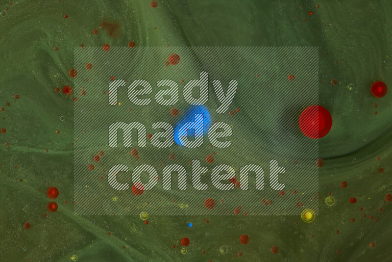 تلتقط الصورة تناثرا للطلاء الأصفر والأحمر والأزرق علي خلفية خضراء
