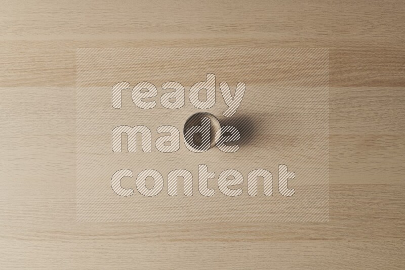 كأس فخاري على خلفية خشبية فاتحة