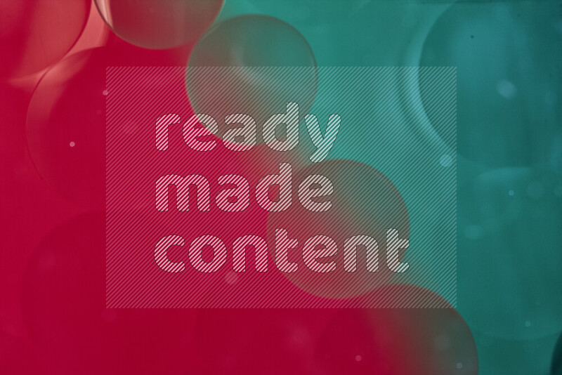 لقطات مقربة لفقاعات من الزيت على سطح الماء باللون الأخضر والأحمر