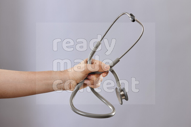 طبيبة ترتدي عباءة وملابس طبية في أوضاع متعددة