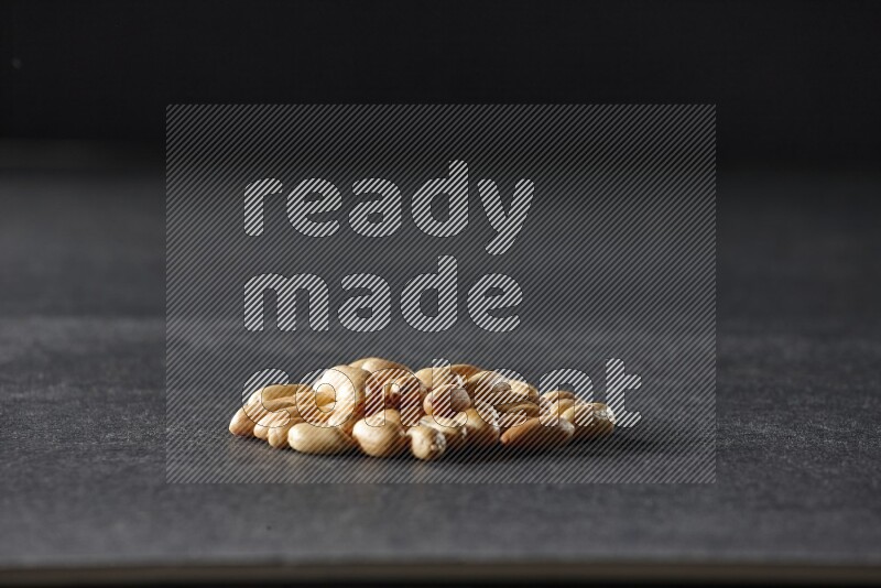 مجموعة من حبات الفول السوداني المقشرعلي خلفية سوداء