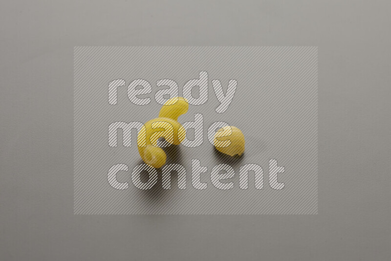 معكرونة تويست مع أنواع أخري من المعكرونة علي خلفية رمادية