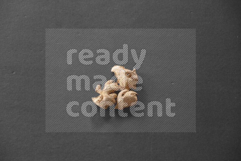 زنجبيل مجفف علي خلفية سوداء