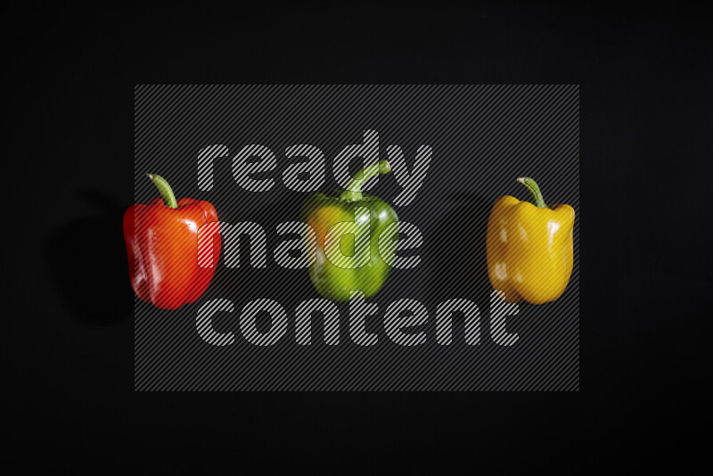 فلفل حلو متنوع علي خلفية سوداء