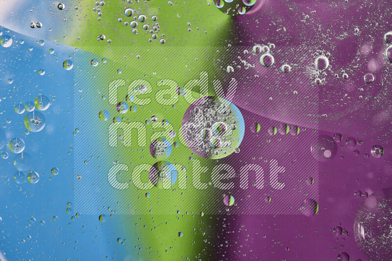 لقطات مقربة لفقاعات من الزيت على سطح الماء باللون الأرجواني والأخضر والأزرق