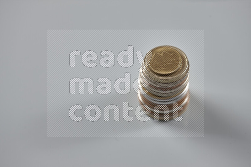 عملات معدنية قديمة عشوائية على خلفية رمادية