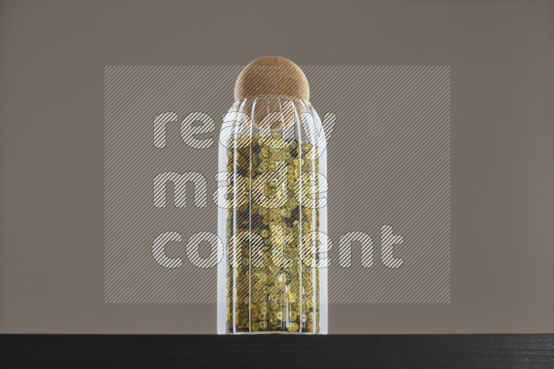 ترتر ملون في وعاء زجاجي علي خلفية سوداء