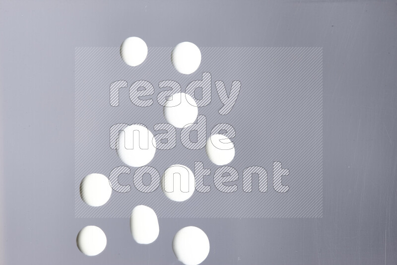 لقطات مقربة لقطرات من اللون الأبيض على الخلفية