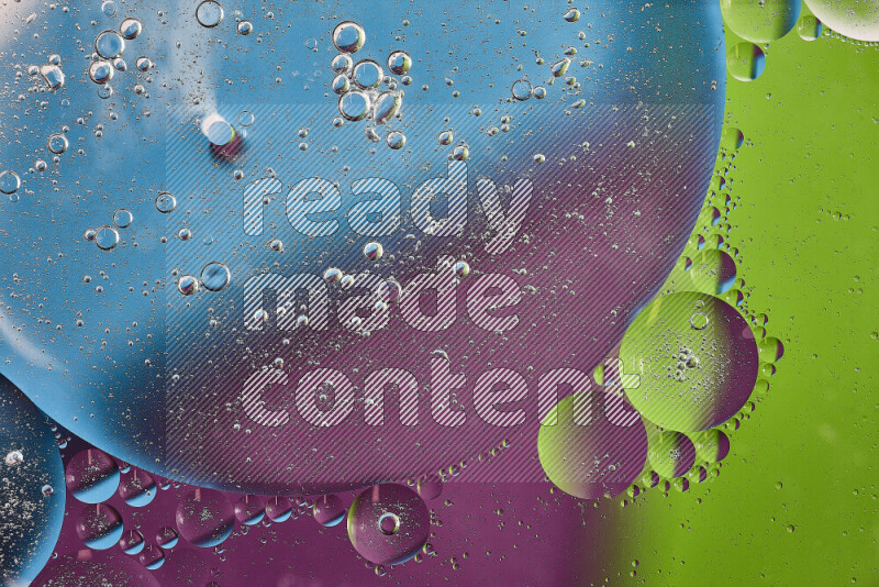 لقطات مقربة لفقاعات من الزيت على سطح الماء باللون الأرجواني والأخضر والأزرق