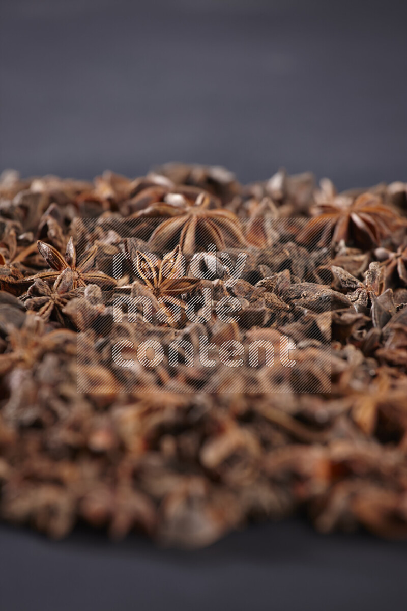 اليانسون النجمي يغطي الإطار على خلفية سوداء