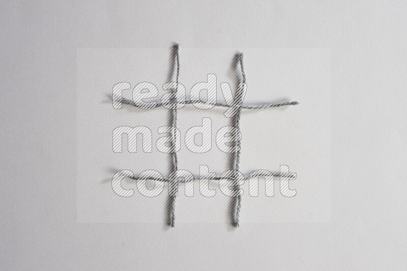 أزرار حمراء موضوعة علي خلفية رمادية