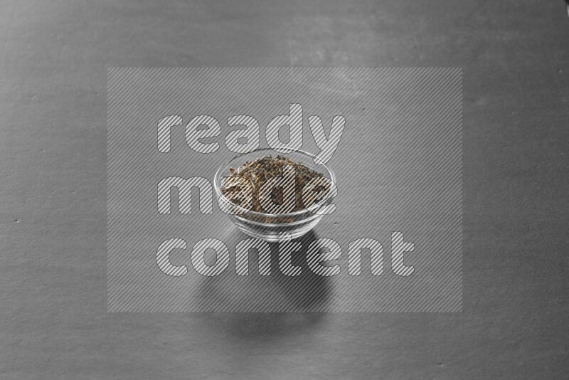 ريحان في وعاء زجاجي علي خلفية سوداء