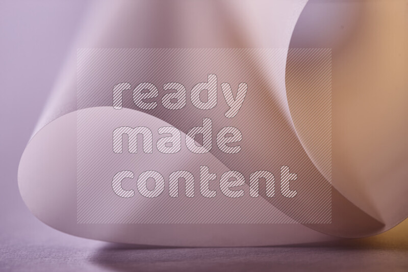 فن تجريدي يعرض منحنيات وتدرجات اللون الذهبي مكونه بضوء ملون