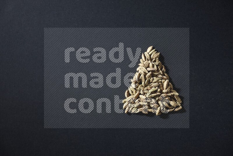 حبوب الهيل في شكل مثلث على خلفية سوداء