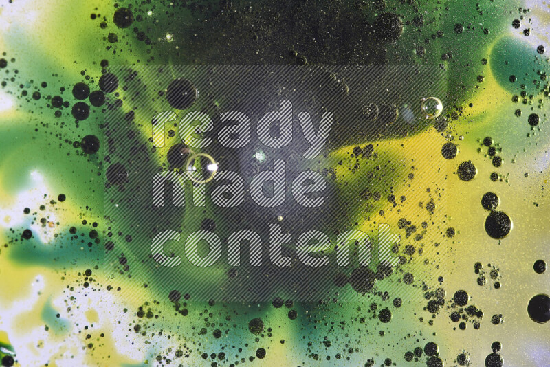 لقطات مقربة لقطرات ألوان مائية صفراء وزرقاء وخضراء على سطح الزيت على خلفية بيضاء